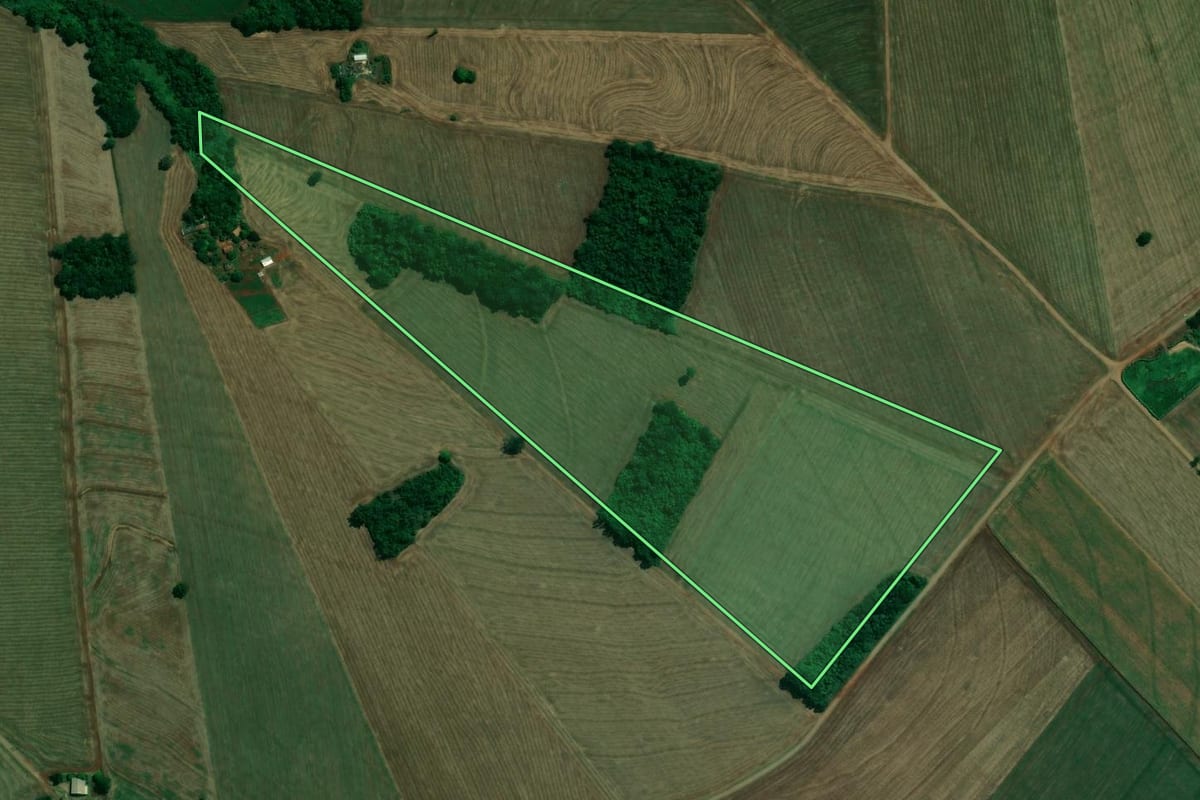 Imagem de satélite do imóvel rural em Arapongas (PR), com o contorno declarado no CAR desenhado por cima.