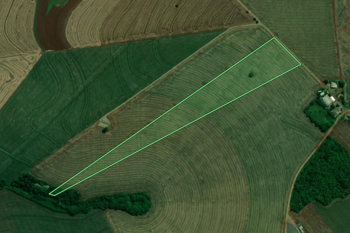Imagem de satélite do imóvel rural em Arapongas (PR), com o contorno declarado no CAR desenhado por cima.