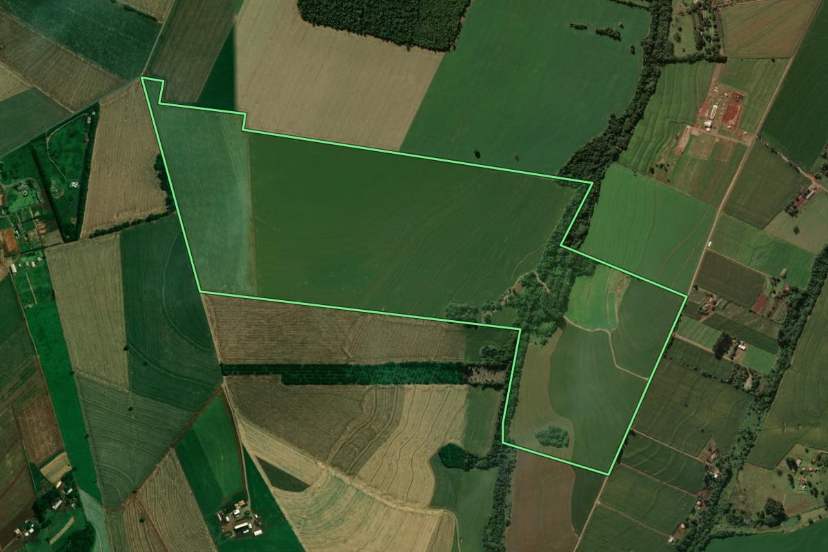 Imagem de satélite do imóvel rural em Arapongas (PR), com o contorno declarado no CAR desenhado por cima.