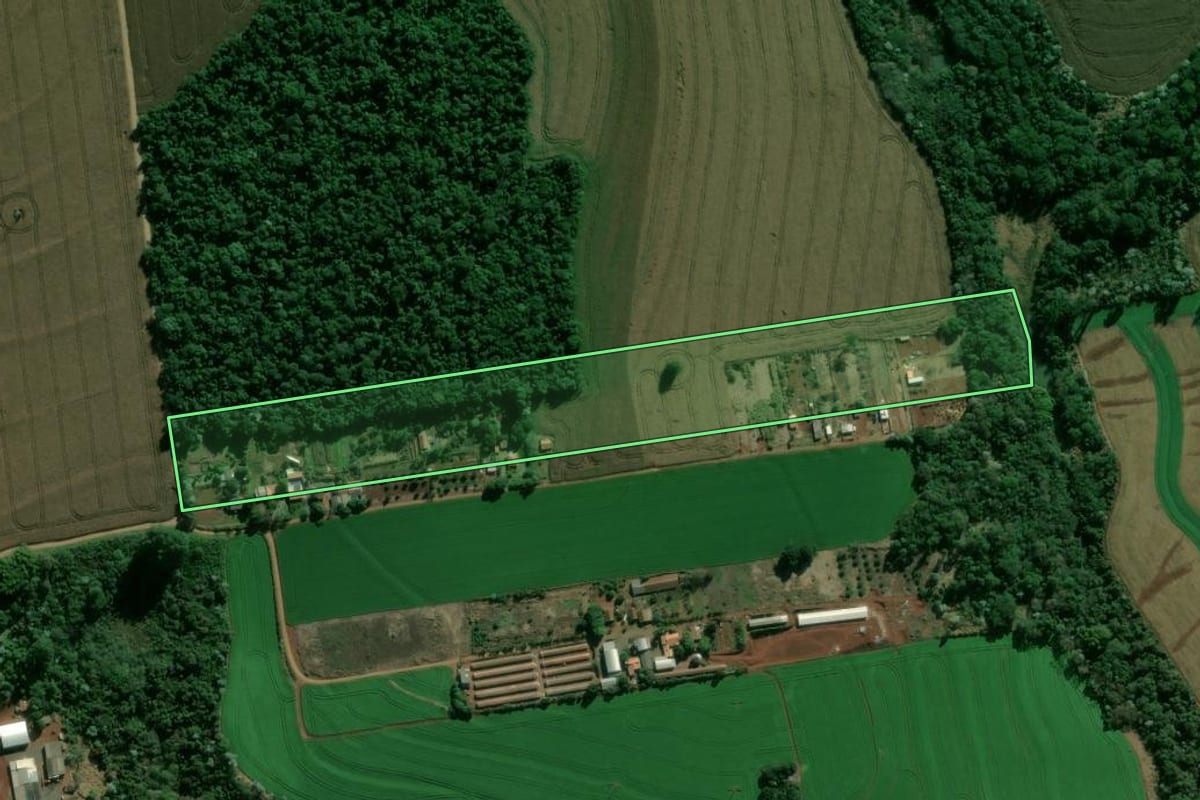 Imagem de satélite do imóvel rural em Arapongas (PR), com o contorno declarado no CAR desenhado por cima.