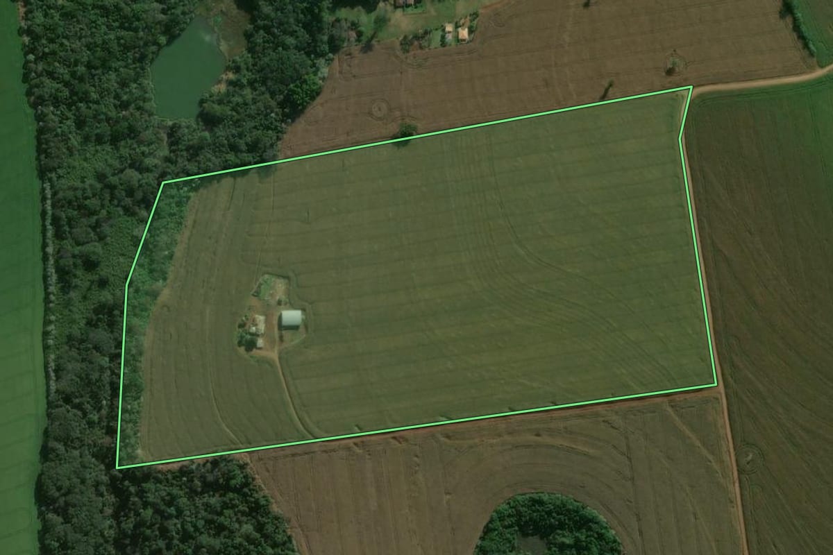 Imagem de satélite do imóvel rural em Arapongas (PR), com o contorno declarado no CAR desenhado por cima.