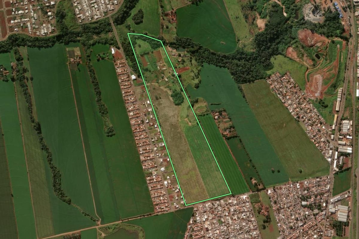 Imagem de satélite do imóvel rural em Arapongas (PR), com o contorno declarado no CAR desenhado por cima.