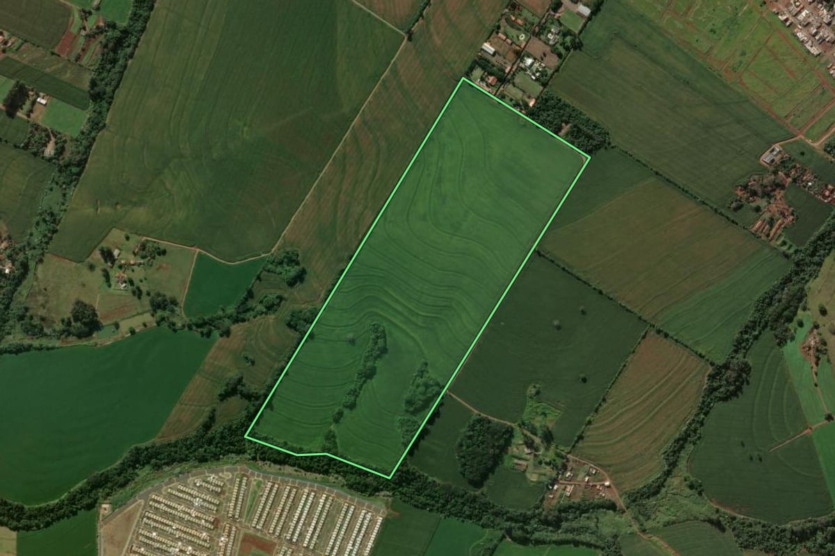 Imagem de satélite do imóvel rural em Arapongas (PR), com o contorno declarado no CAR desenhado por cima.