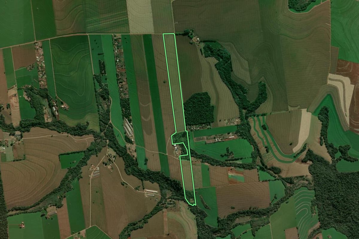 Imagem de satélite do imóvel rural em Arapongas (PR), com o contorno declarado no CAR desenhado por cima.