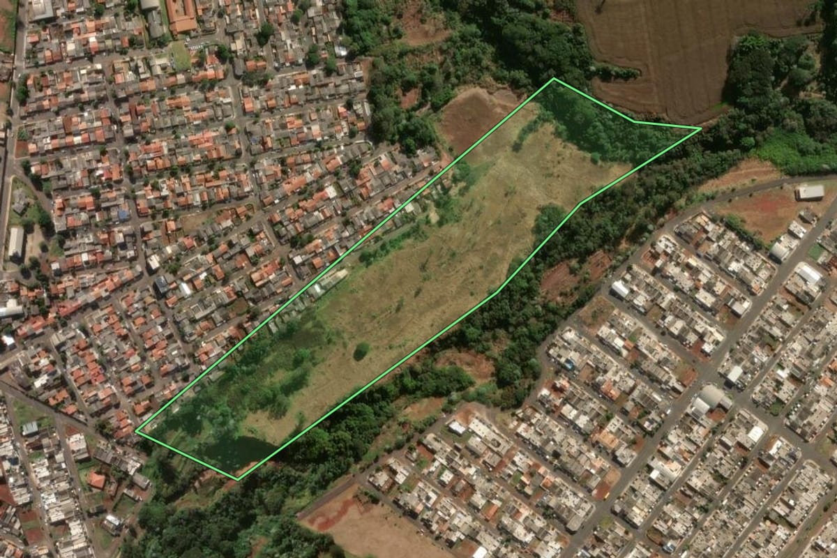 Imagem de satélite do imóvel rural em Arapongas (PR), com o contorno declarado no CAR desenhado por cima.