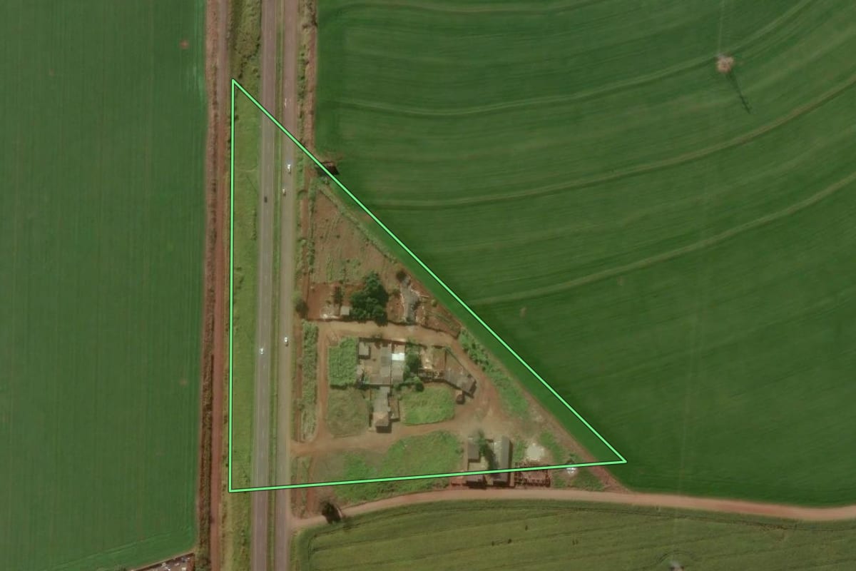 Imagem de satélite do imóvel rural em Arapongas (PR), com o contorno declarado no CAR desenhado por cima.