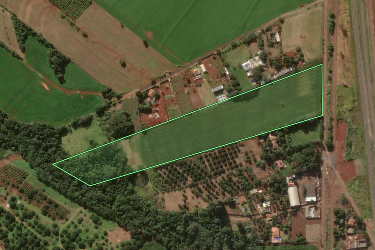 Imagem de satélite do imóvel rural em Arapongas (PR), com o contorno declarado no CAR desenhado por cima.