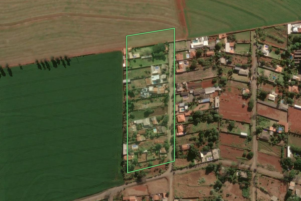 Imagem de satélite do imóvel rural em Arapongas (PR), com o contorno declarado no CAR desenhado por cima.