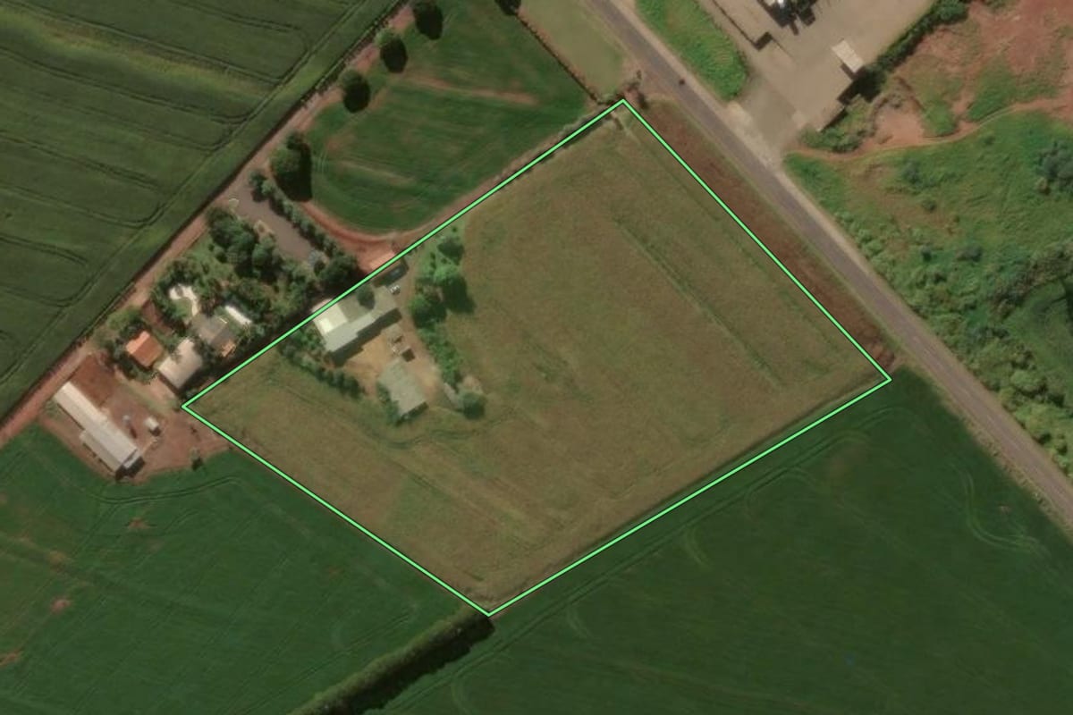 Imagem de satélite do imóvel rural em Arapongas (PR), com o contorno declarado no CAR desenhado por cima.