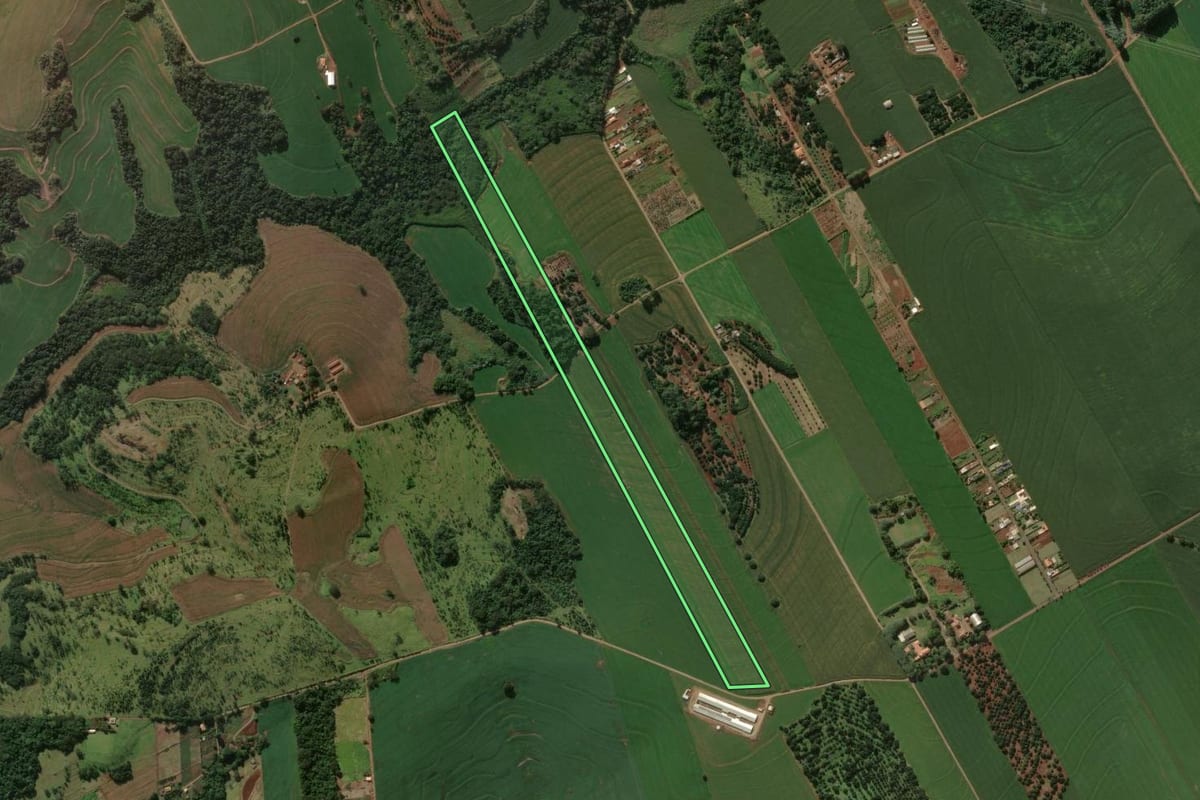 Imagem de satélite do imóvel rural em Arapongas (PR), com o contorno declarado no CAR desenhado por cima.