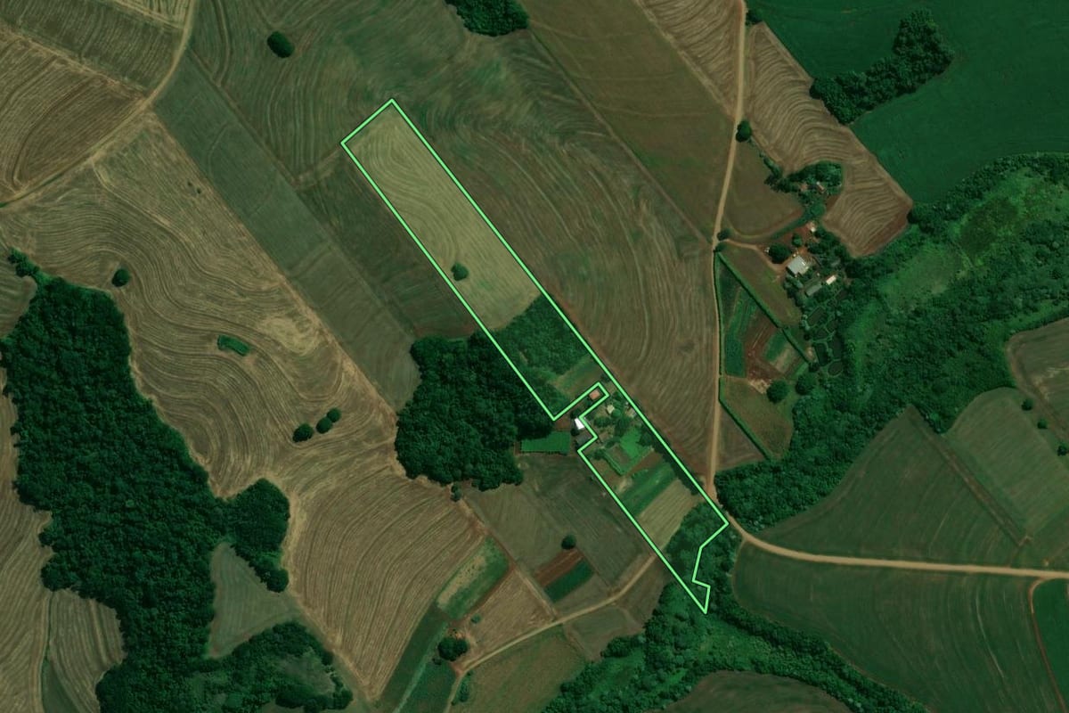 Imagem de satélite do imóvel rural em Arapongas (PR), com o contorno declarado no CAR desenhado por cima.