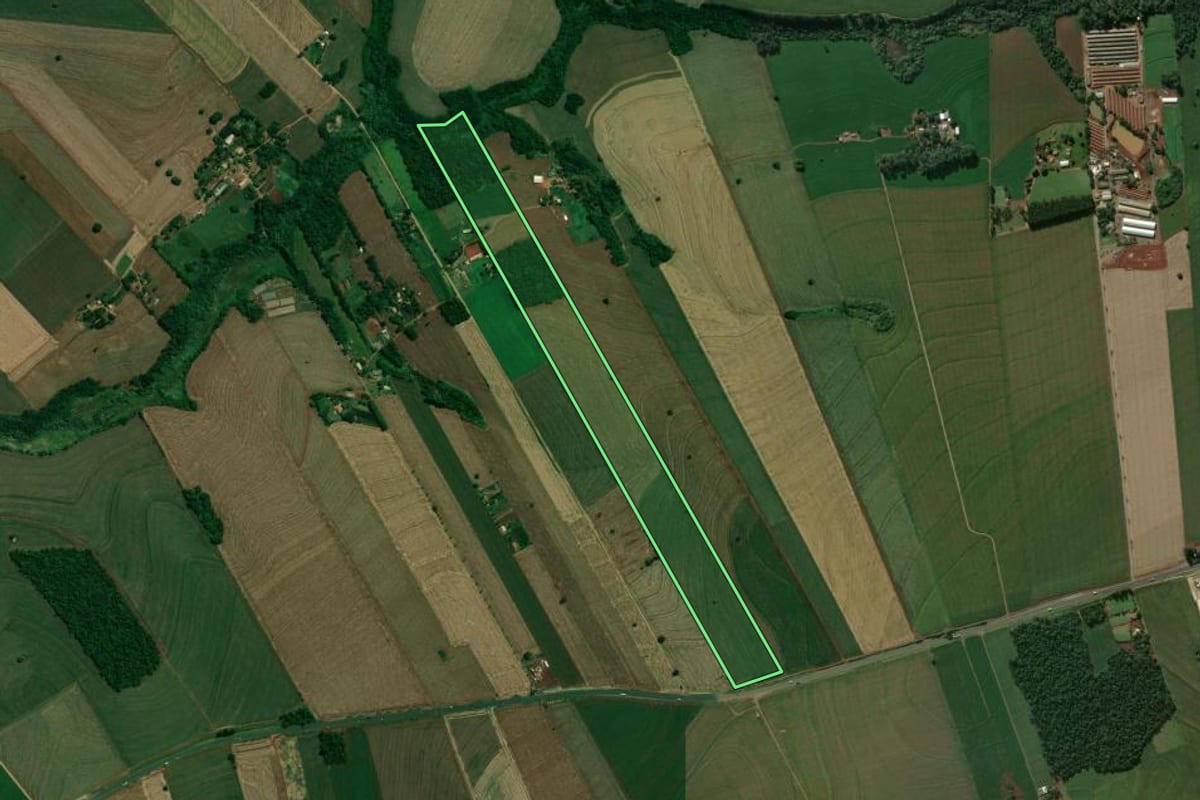 Imagem de satélite do imóvel rural em Arapongas (PR), com o contorno declarado no CAR desenhado por cima.