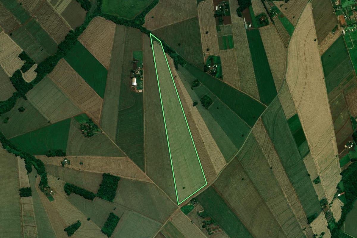 Imagem de satélite do imóvel rural em Arapongas (PR), com o contorno declarado no CAR desenhado por cima.