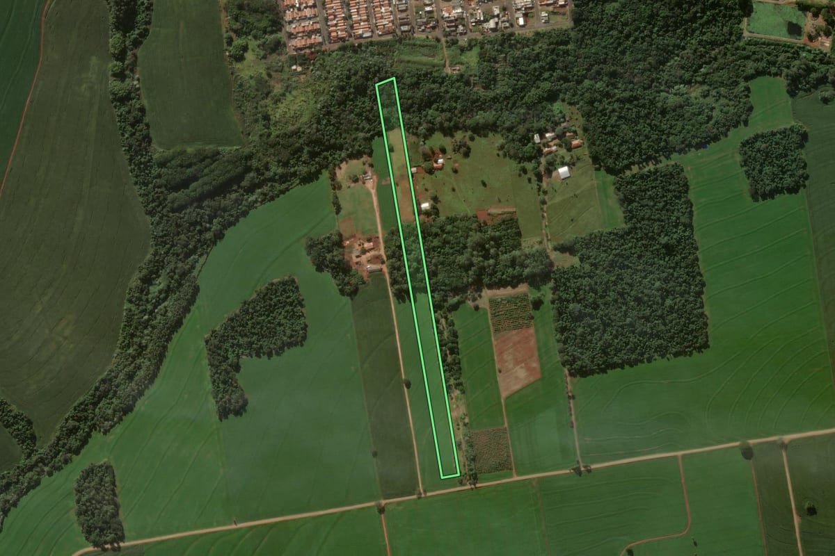 Imagem de satélite do imóvel rural em Arapongas (PR), com o contorno declarado no CAR desenhado por cima.