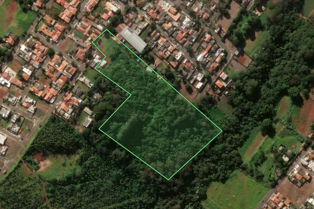 Imagem de satélite do imóvel rural em Arapongas (PR), com o contorno declarado no CAR desenhado por cima.