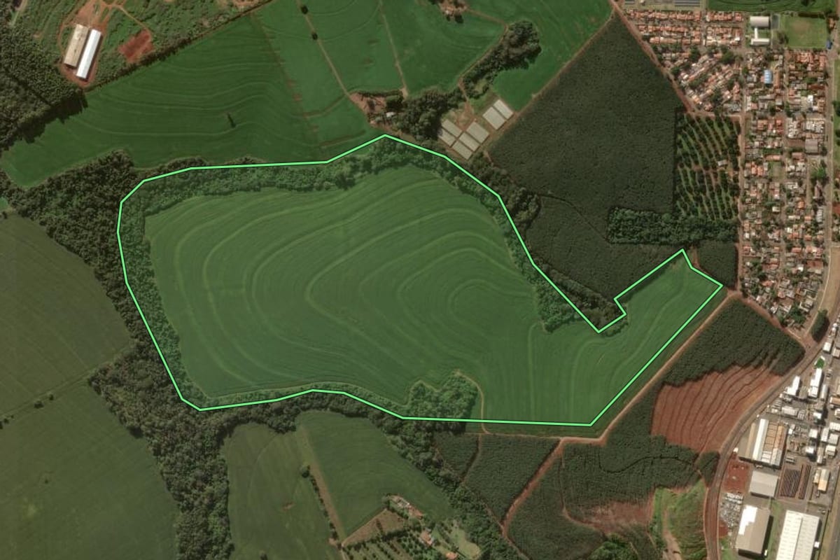 Imagem de satélite do imóvel rural em Arapongas (PR), com o contorno declarado no CAR desenhado por cima.