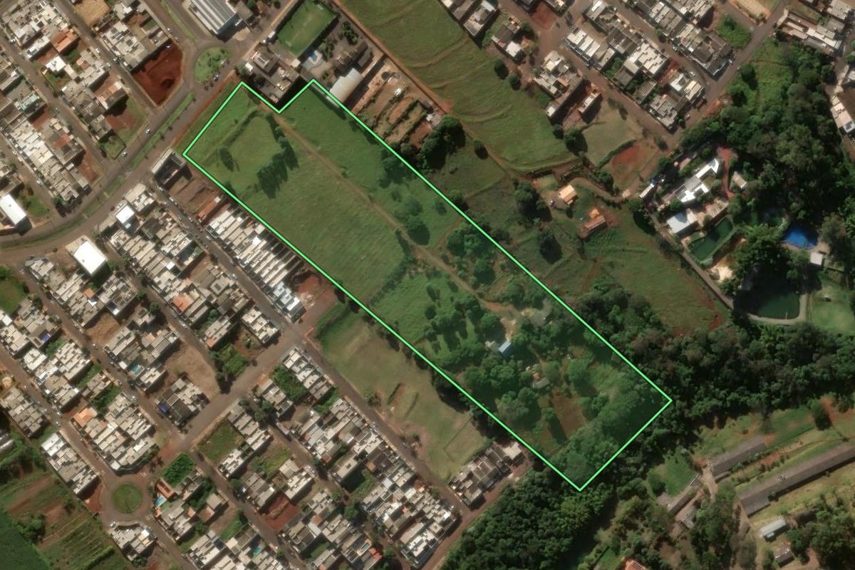 Imagem de satélite do imóvel rural em Arapongas (PR), com o contorno declarado no CAR desenhado por cima.