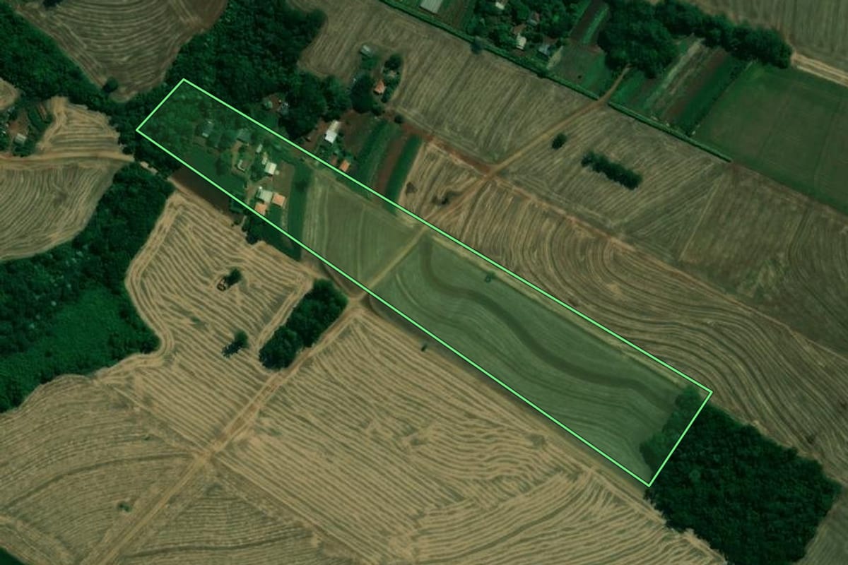 Imagem de satélite do imóvel rural em Arapongas (PR), com o contorno declarado no CAR desenhado por cima.