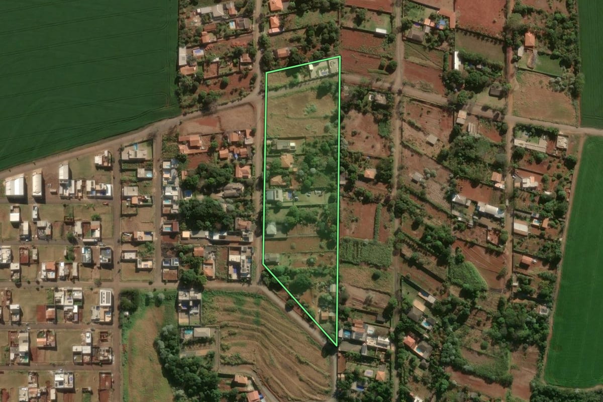 Imagem de satélite do imóvel rural em Arapongas (PR), com o contorno declarado no CAR desenhado por cima.