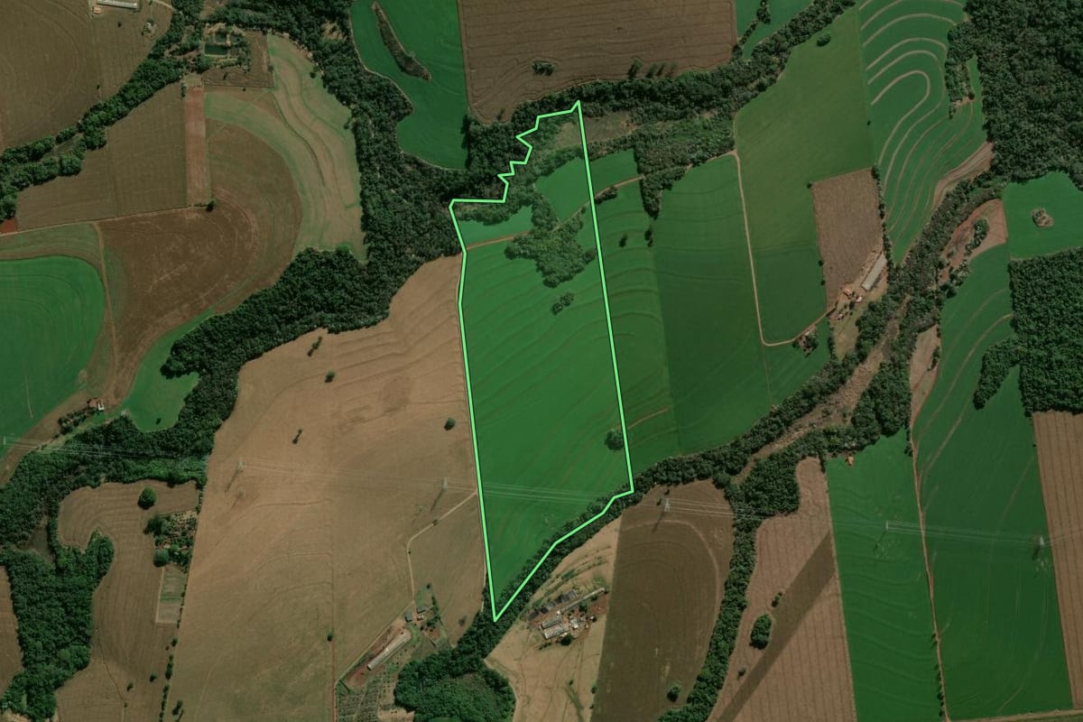 Imagem de satélite do imóvel rural em Arapongas (PR), com o contorno declarado no CAR desenhado por cima.