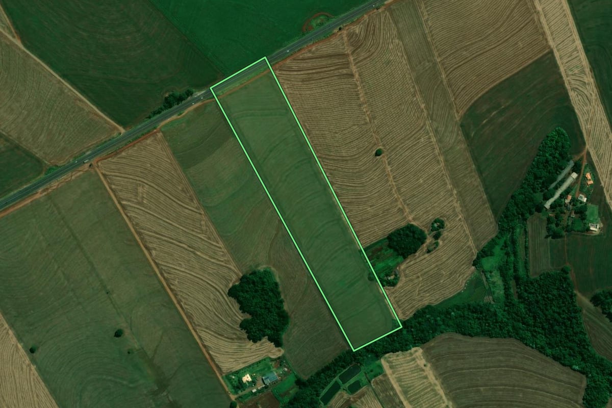 Imagem de satélite do imóvel rural em Arapongas (PR), com o contorno declarado no CAR desenhado por cima.