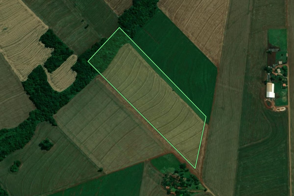 Imagem de satélite do imóvel rural em Arapongas (PR), com o contorno declarado no CAR desenhado por cima.