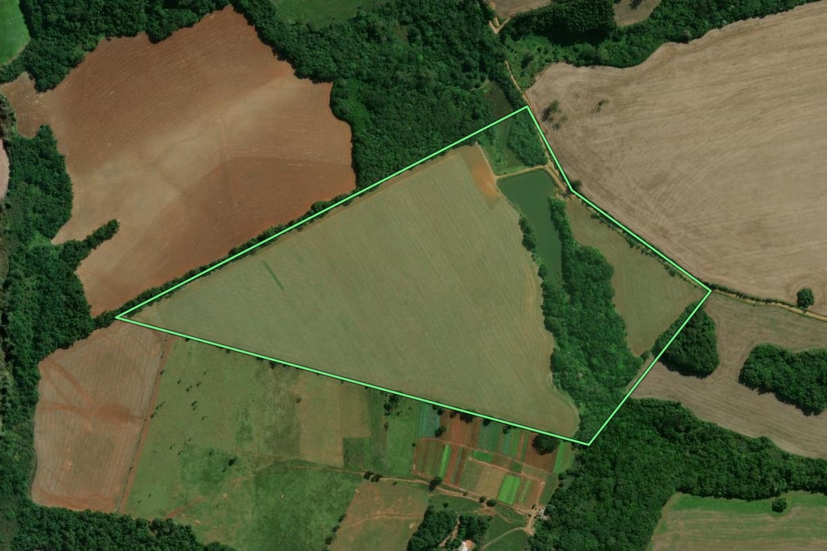 Imagem de satélite do imóvel rural em Arapoti (PR), com o contorno declarado no CAR desenhado por cima.