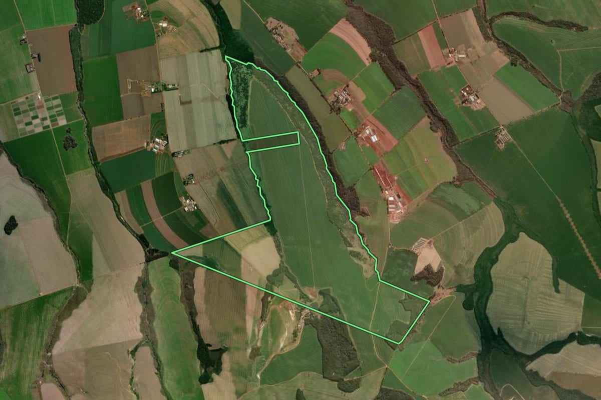Imagem de satélite do imóvel rural em Arapoti (PR), com o contorno declarado no CAR desenhado por cima.