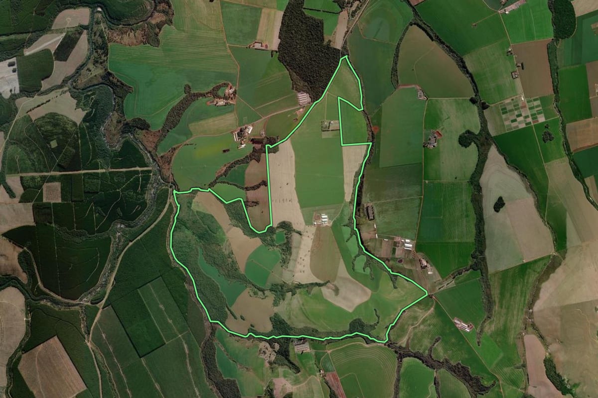 Imagem de satélite do imóvel rural em Arapoti (PR), com o contorno declarado no CAR desenhado por cima.