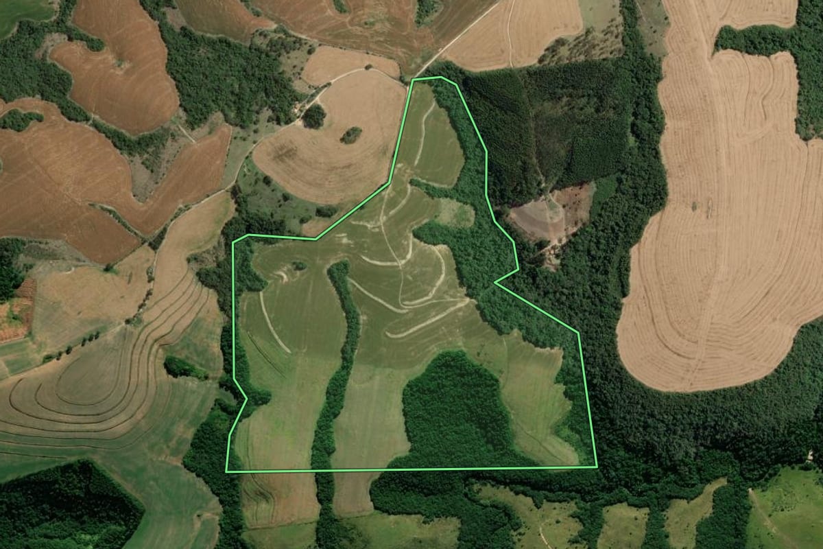 Imagem de satélite do imóvel rural em Arapoti (PR), com o contorno declarado no CAR desenhado por cima.
