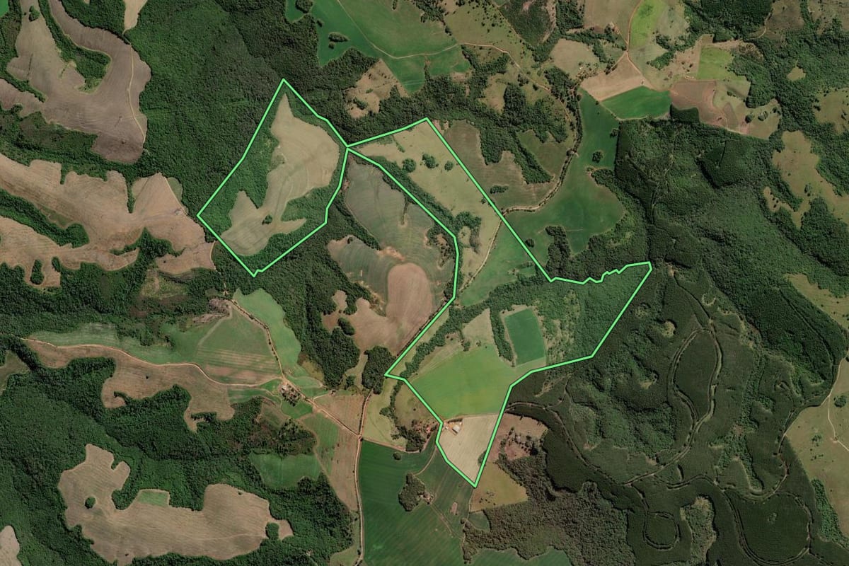 Imagem de satélite do imóvel rural em Arapoti (PR), com o contorno declarado no CAR desenhado por cima.