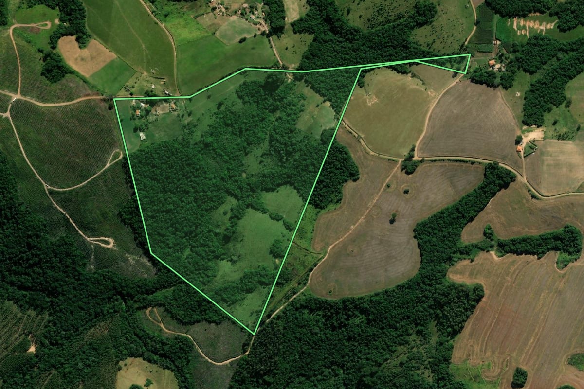 Imagem de satélite do imóvel rural em Arapoti (PR), com o contorno declarado no CAR desenhado por cima.