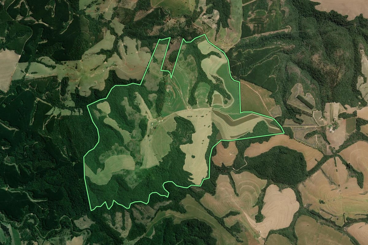Imagem de satélite do imóvel rural em Arapoti (PR), com o contorno declarado no CAR desenhado por cima.