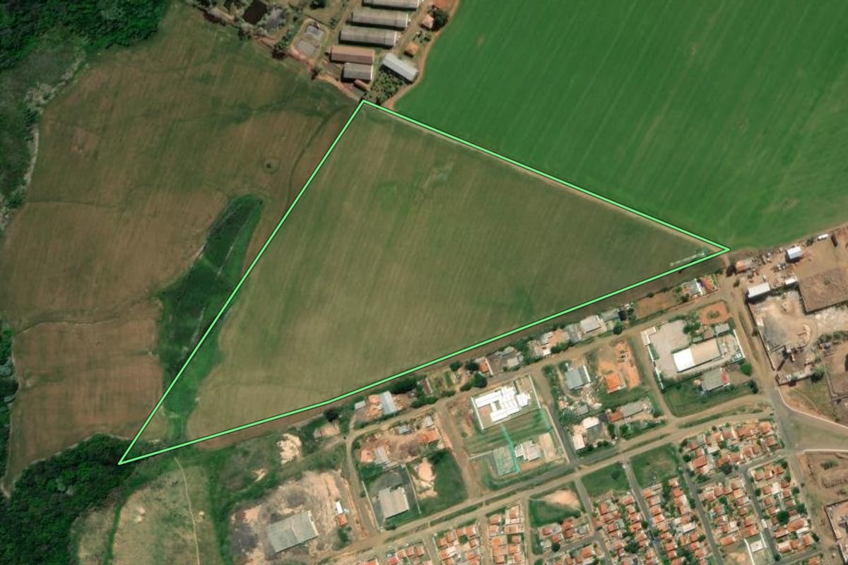Imagem de satélite do imóvel rural em Arapoti (PR), com o contorno declarado no CAR desenhado por cima.