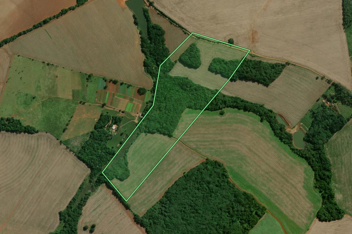 Imagem de satélite do imóvel rural em Arapoti (PR), com o contorno declarado no CAR desenhado por cima.
