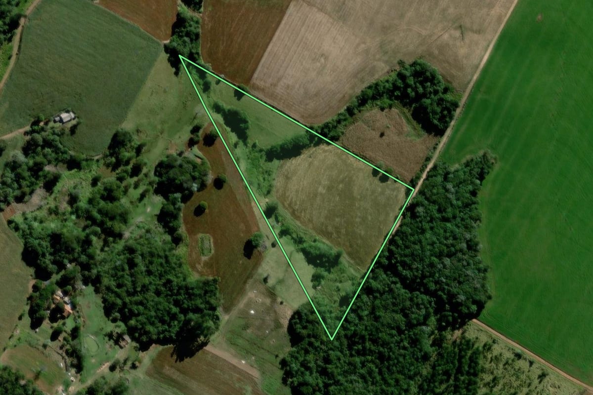 Imagem de satélite do imóvel rural em Arapoti (PR), com o contorno declarado no CAR desenhado por cima.