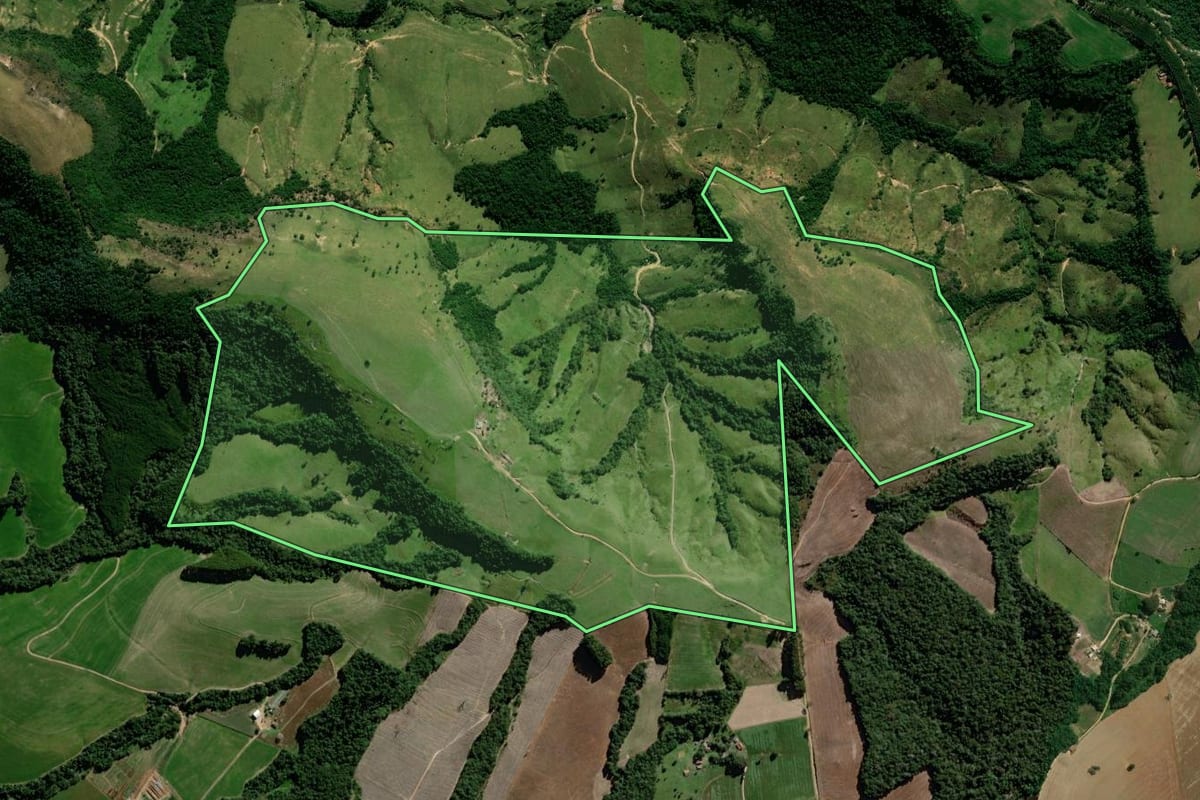 Imagem de satélite do imóvel rural em Arapoti (PR), com o contorno declarado no CAR desenhado por cima.