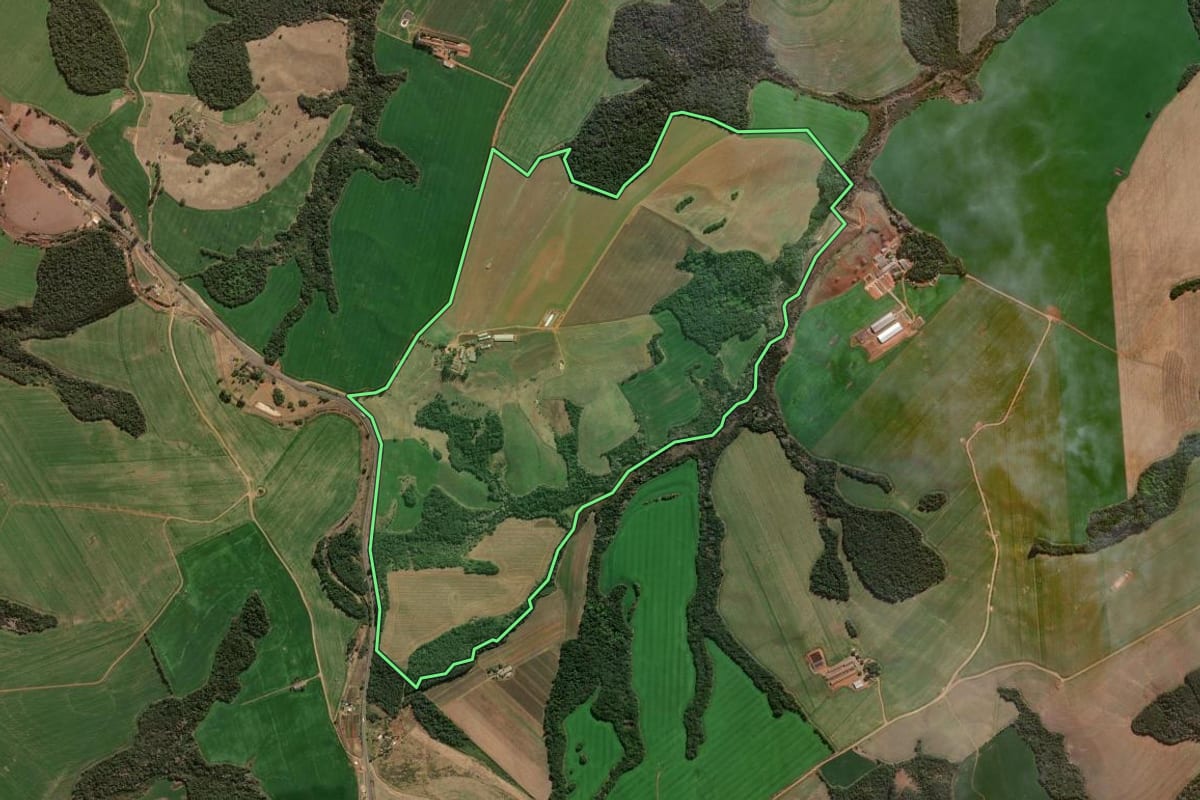 Imagem de satélite do imóvel rural em Arapoti (PR), com o contorno declarado no CAR desenhado por cima.
