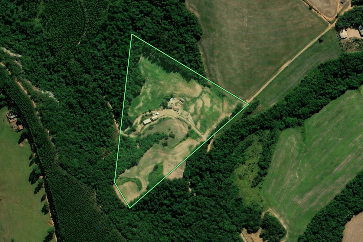 Imagem de satélite do imóvel rural em Arapoti (PR), com o contorno declarado no CAR desenhado por cima.