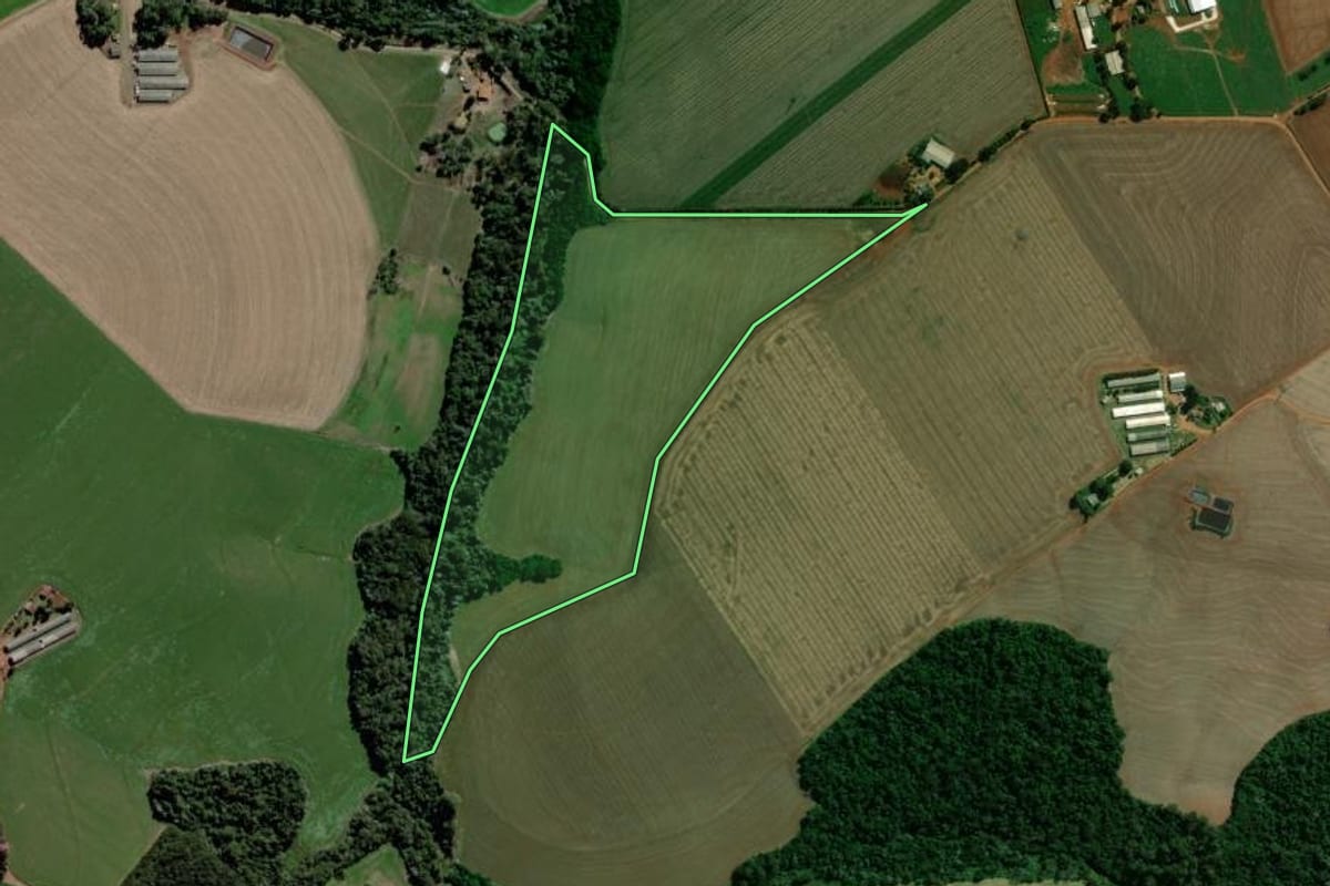 Imagem de satélite do imóvel rural em Arapoti (PR), com o contorno declarado no CAR desenhado por cima.