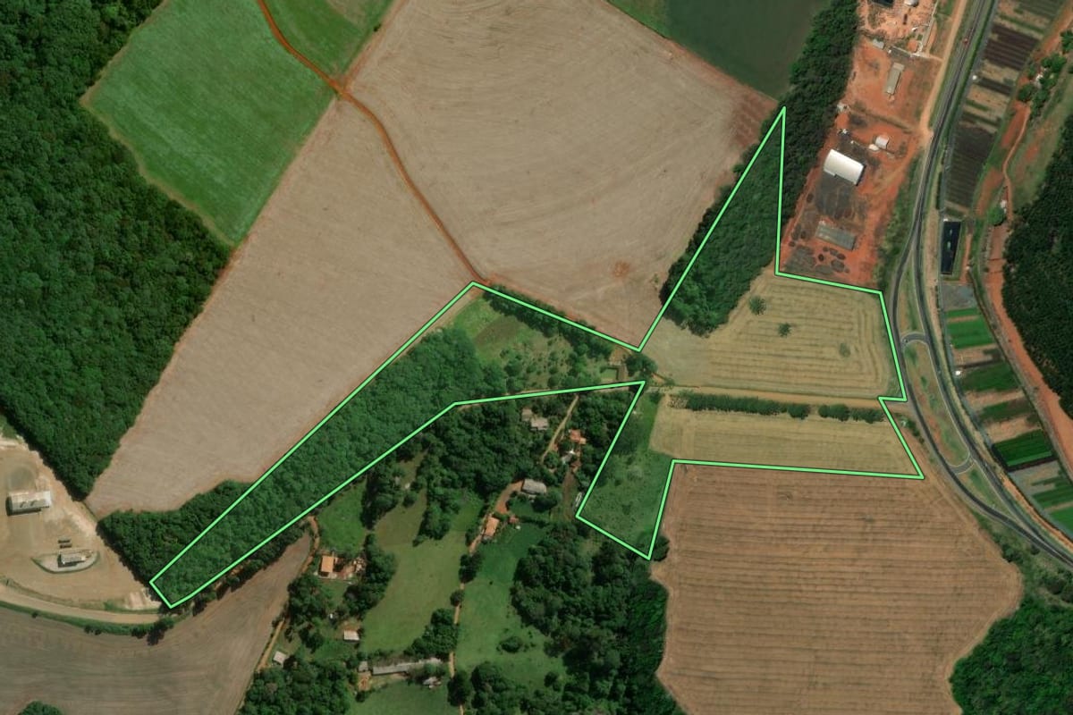 Imagem de satélite do imóvel rural em Arapoti (PR), com o contorno declarado no CAR desenhado por cima.