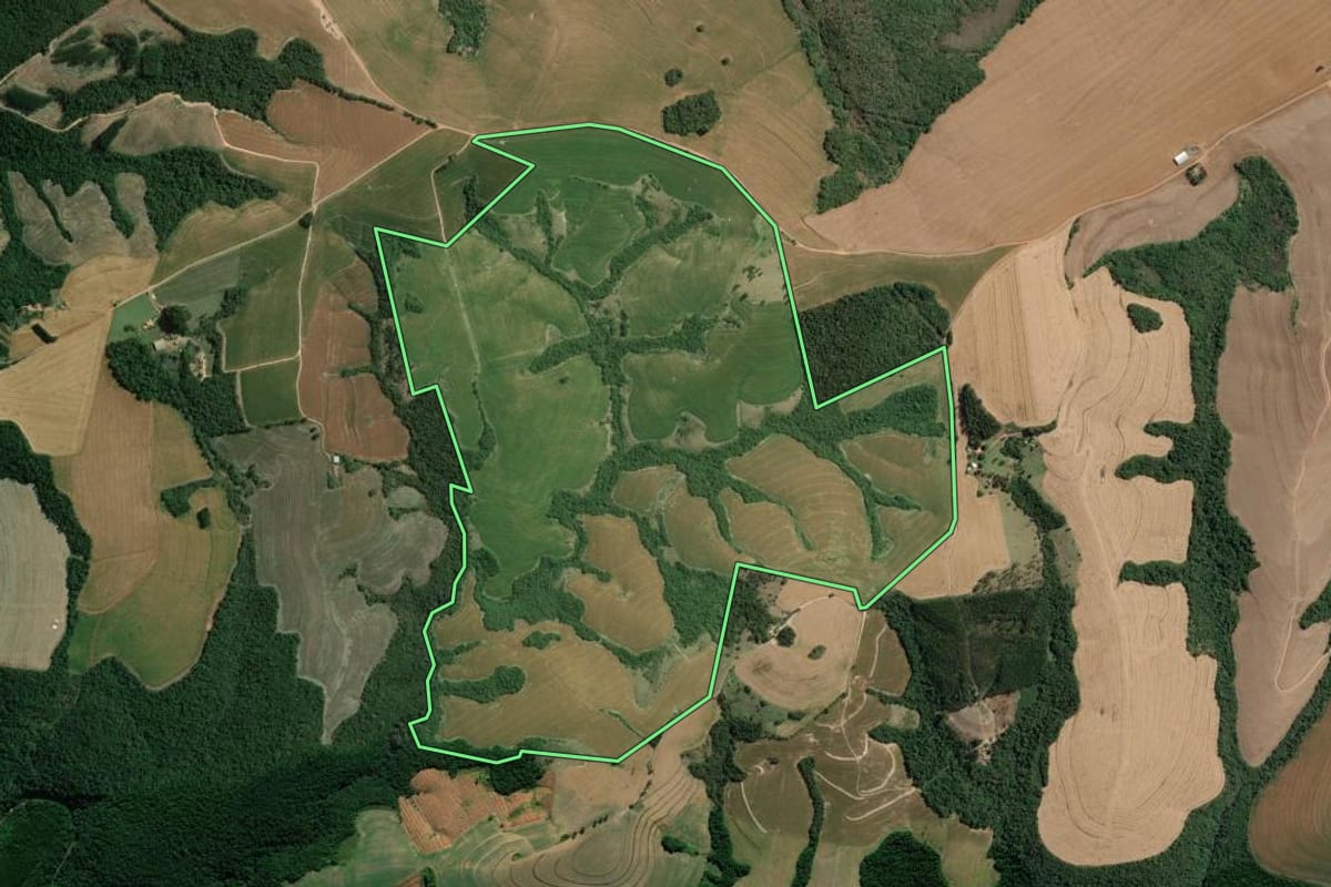 Imagem de satélite do imóvel rural em Arapoti (PR), com o contorno declarado no CAR desenhado por cima.