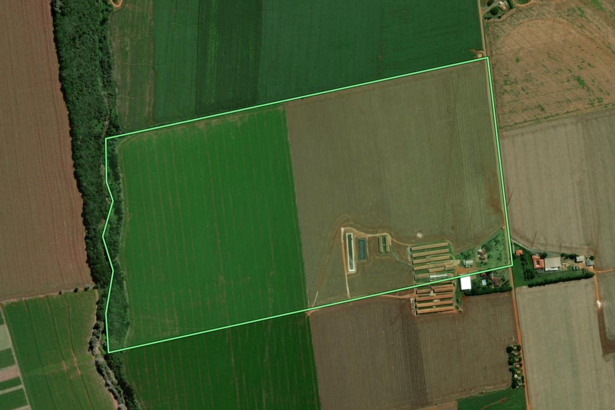 Imagem de satélite do imóvel rural em Arapoti (PR), com o contorno declarado no CAR desenhado por cima.