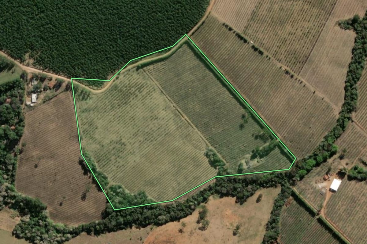 Imagem de satélite do imóvel rural em Arapoti (PR), com o contorno declarado no CAR desenhado por cima.