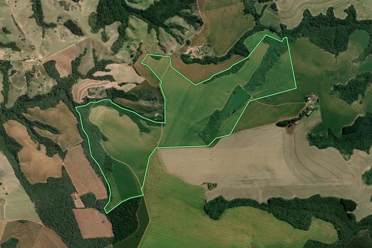 Imagem de satélite do imóvel rural em Arapoti (PR), com o contorno declarado no CAR desenhado por cima.