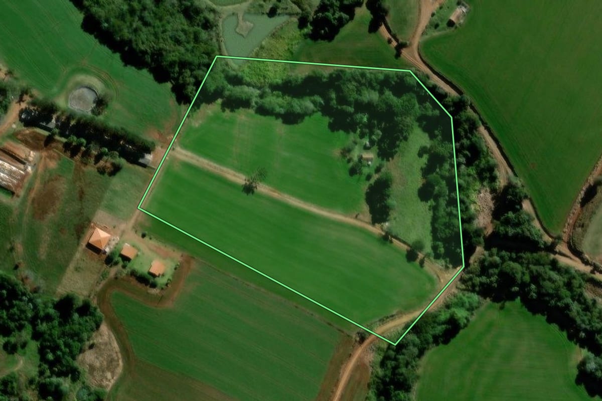 Imagem de satélite do imóvel rural em Arapoti (PR), com o contorno declarado no CAR desenhado por cima.