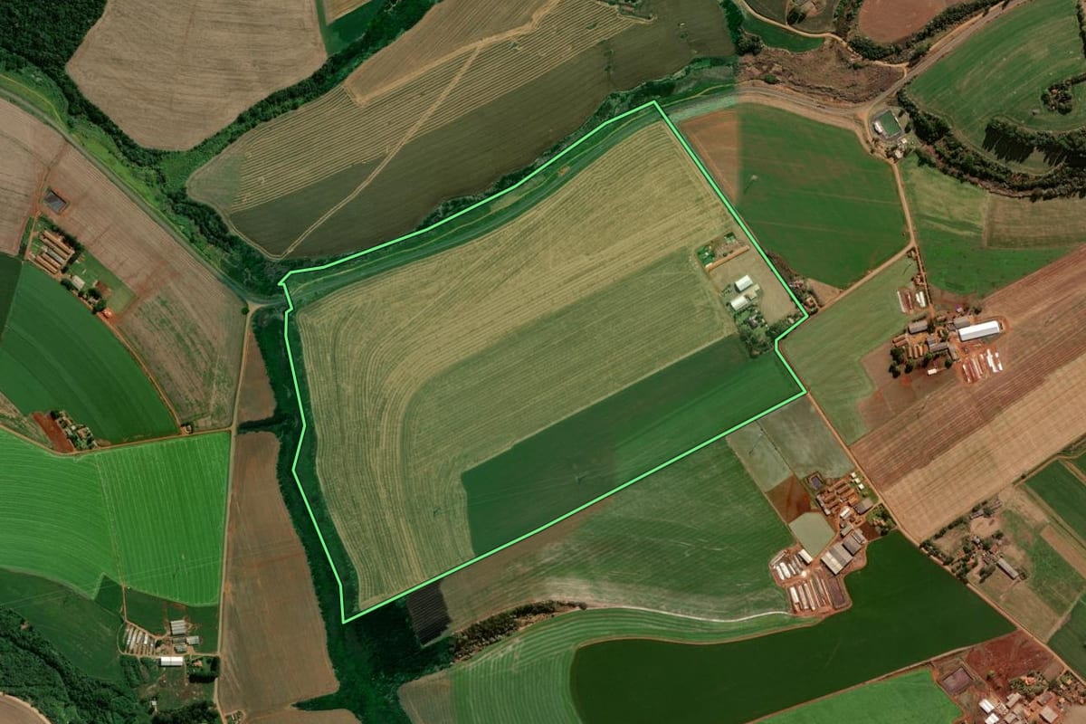 Imagem de satélite do imóvel rural em Arapoti (PR), com o contorno declarado no CAR desenhado por cima.