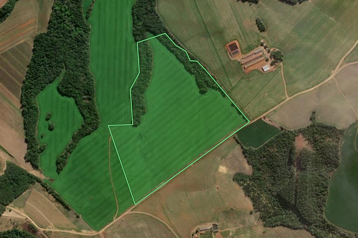 Imagem de satélite do imóvel rural em Arapoti (PR), com o contorno declarado no CAR desenhado por cima.