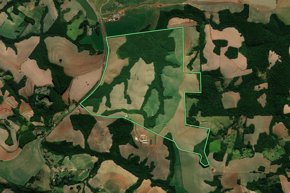 Imagem de satélite do imóvel rural em Arapoti (PR), com o contorno declarado no CAR desenhado por cima.