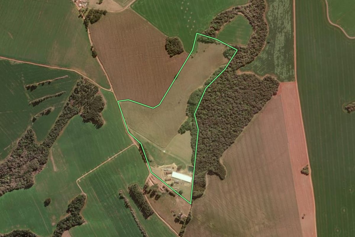Imagem de satélite do imóvel rural em Arapoti (PR), com o contorno declarado no CAR desenhado por cima.